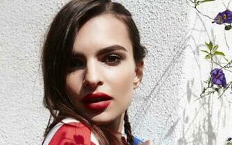 Posing Emily Ratajkowski Wallpaper