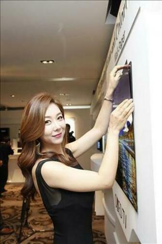 Lg Display Peels Back Magnetic Wallpaper Oled Tv Panel Otakku