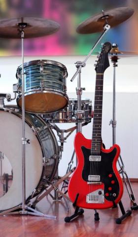 Wallpaper Drums And Electric Guitars On Stage Desktop