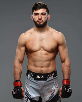 Arman Tsarukyan With Mma Gloves Photoshoot Wallpaper