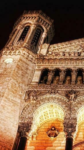 Notre Dame Building Background For iPhone