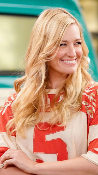 Beth Behrs Wallpaper