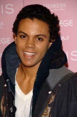 Evan Ross I Fondos Wall