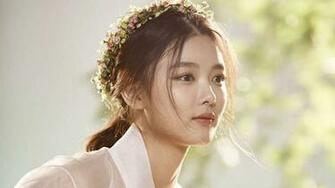 You Ll Be Surprised By Kim Yoo Jung S Choice Of A Red Carpet Dress