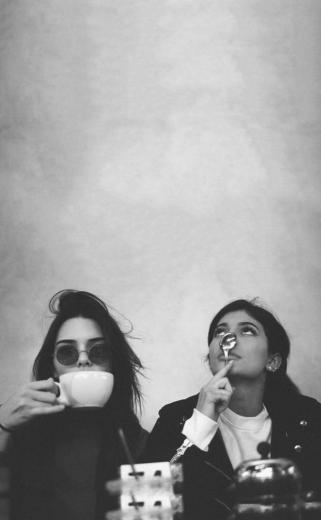 A New Background From Kendall Jenner And Kylie They Are So