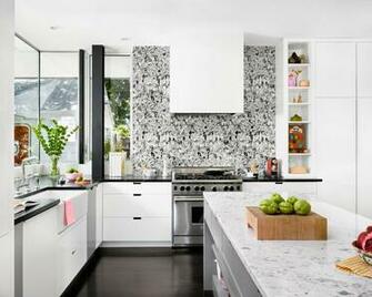 Kitchens With Show Stopping Backsplash Hgtv S Decorating