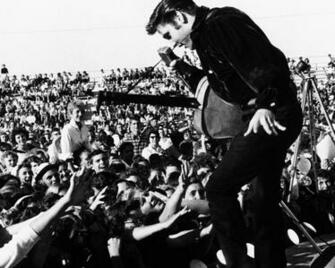 Wallpaper Elvis Presley Concert Funs Guitar