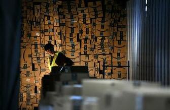 Amazon Wants To Sell Consumer Goods The Us Government Vox