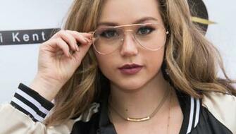 Zerchoo Science Fiction Dc Universe Finds Its Stargirl In Brec