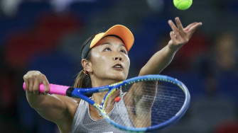 Zoomed In Shuai Peng Serve Toss 4h2l67ks59rxd8sf Wallpaper