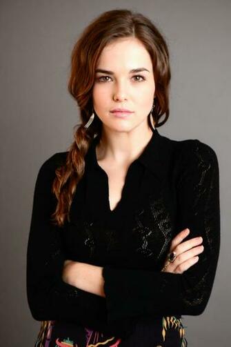 Zoey Deutch HD Desktop Wallpaper