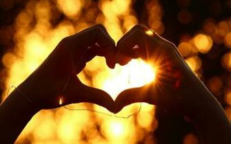 Fabuloussavers Wallpaper Heart Hands Love Romantic Silhouette