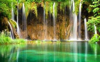 Wallpaper Irgendwo In Den Tropen Die Wasserstrahlen Fallen Aus