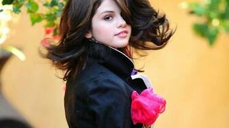 Selena Gomez Cute Wallpaper