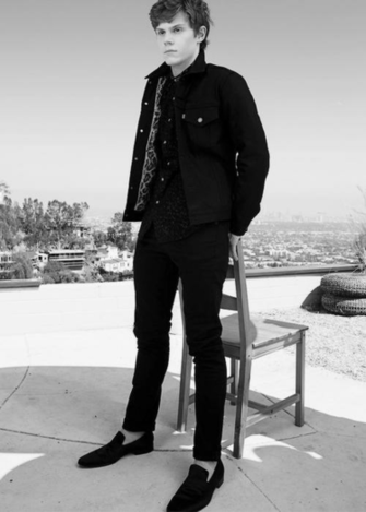 Bg Evan Peters