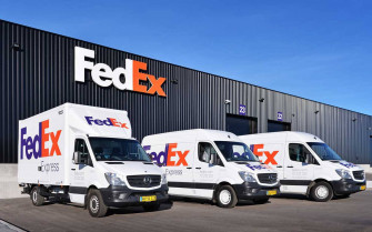 Fedex Tracking Vehicles Near Warehouse 5qj10qpiwijrwreh Wallpaper