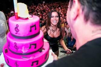 Ego Anitta Ganha Bolo De Anivers Rio Durante Show No