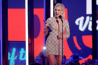 Cmt Music Awards Carrie Underwood Gives Hubby Mike Fisher A
