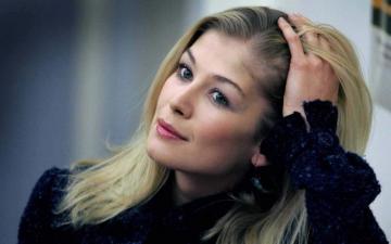 Rosamund Pike HD Wallpaper 7wallpaper Net