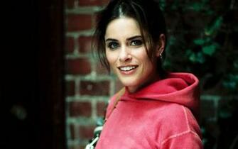 Amanda Peet Pink Sweatshirt Wallpaper