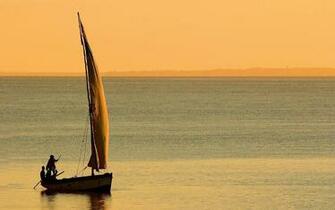 HD Zee Wallpaper Een Zeilboot Zeilend Op Groot Meer Achtergrond