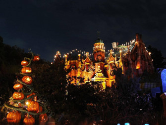 A Mysterious Haunted House For Halloween Wallpaper