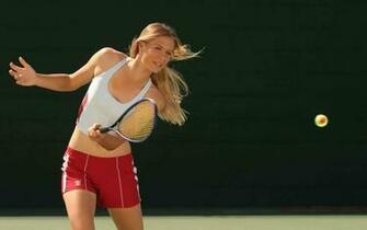 Blondine Slaat De Gele Tennisbal Met Haar Racket