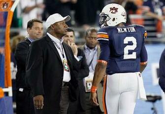 Bo Jackson Cameron Newton Of The Auburn Tigers Talks To
