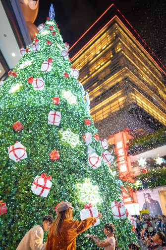 Captivating Radiance Of A Christmas Tree Eus2ig1jswibsqzm Wallpaper