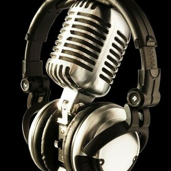 HD Studio Mic With Headphones Wallpaper