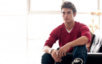 Male Model Red Sweatshirt Jcy6183pt2cm3wa3 Wallpaper