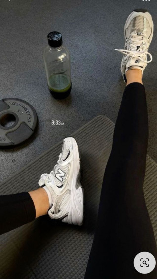 Gym Girl Aesthetic Weightlifting Fitness Wallpaper
