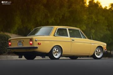 Mellow Yellow Fellow Volvo 142s