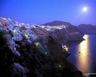 Moonrise Over Santorini Greece Beautiful Screensavers