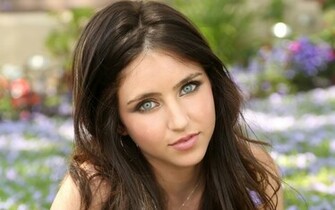 Ryan Newman With Pink Lips Wallpaper