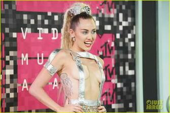 Miley Cyrus Brings Her Family To Mtv Vmas Photo