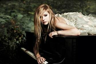Sizzling Avril Lavigne Wallpaper