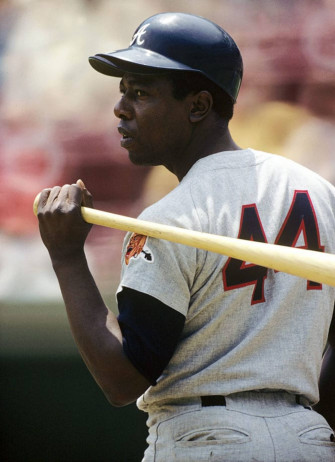 Hank Aaron Bat Over Shoulders P2wuw2y39vow48et Wallpaper