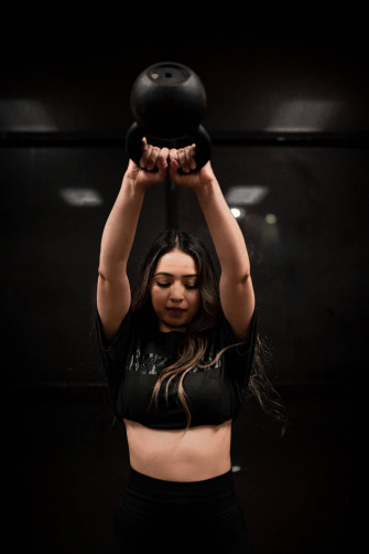 Woman Weightlifting Kettlebell Rvxxxocy9bj3ic5u Wallpaper