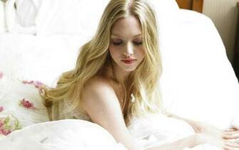 Amanda Seyfried Widescreen Wallpaper HD