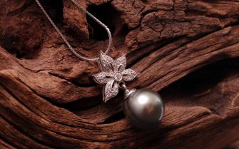 Chain Pendant iPhone Pro Xs X Wallpaper Background