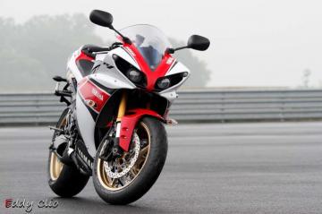 Yamaha R1 Wallpaper Image