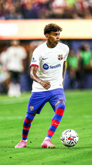 Lamine Yamal Wallpaper