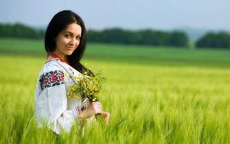 Hollywood Actress Photography Wallpaper Green Grass Female
