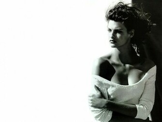 Linda Evangelista Sensual Wallpaper