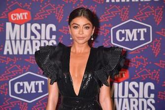 Cmt Music Awards Sarah Hyland Shines In Plunging Black Mini
