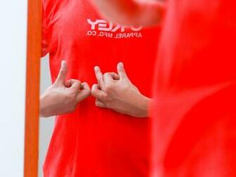 Easy Ways To Form The Word Blood With Your Fingers Wikihow