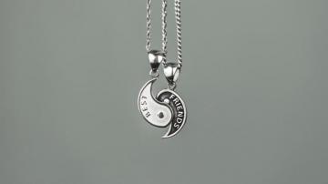 Wallpaper Friends Pendants Chains Couple