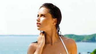 Adriana Lima On Beach 99wallpaper