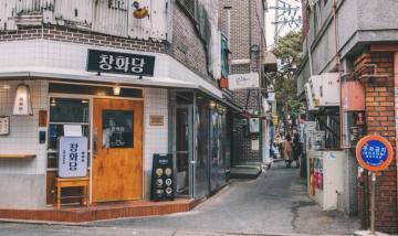 Closed Brown Wooden Door Photo Daehak Ro Gil Image On
